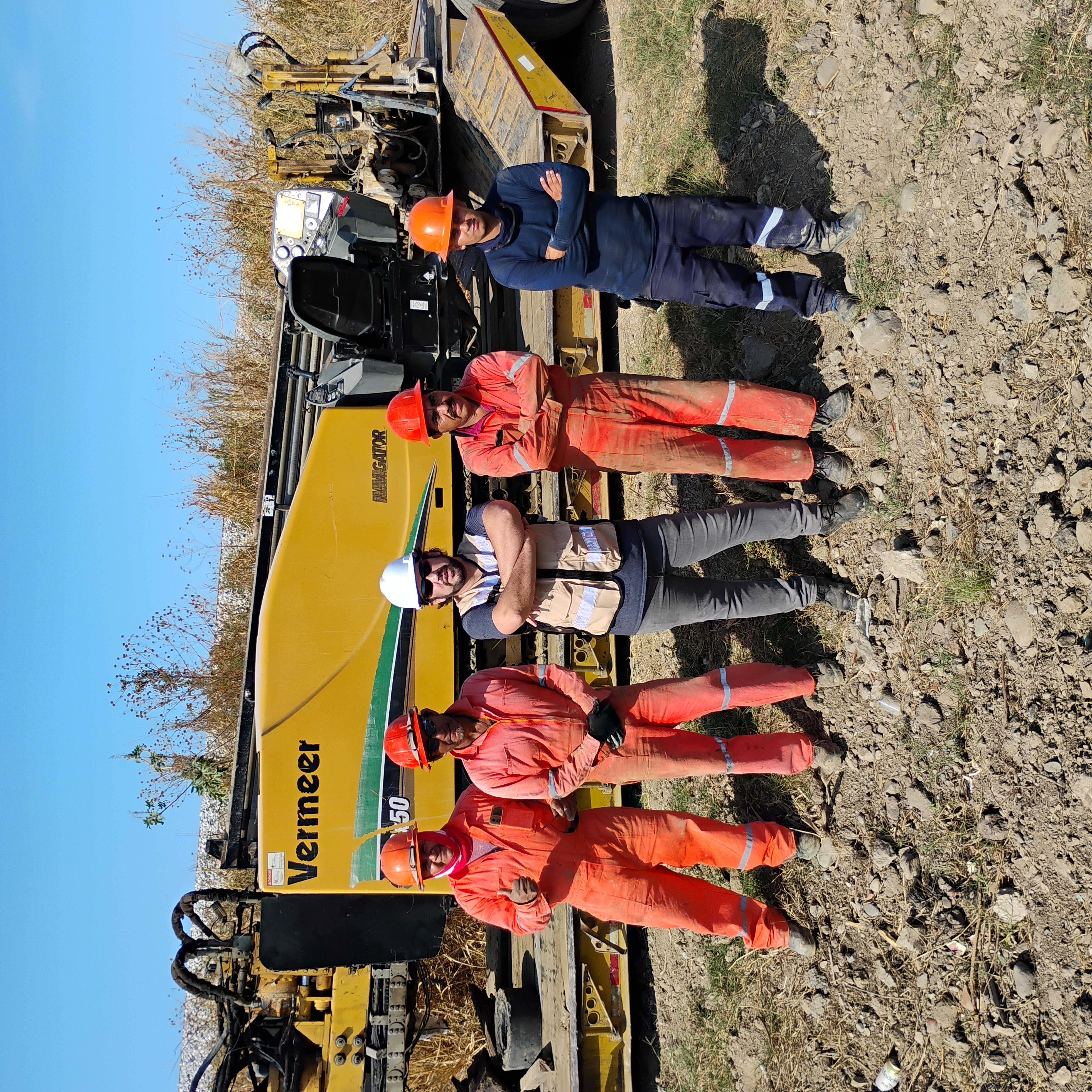 Cuadrilla QFT junto a perforadora direccional Vermeer